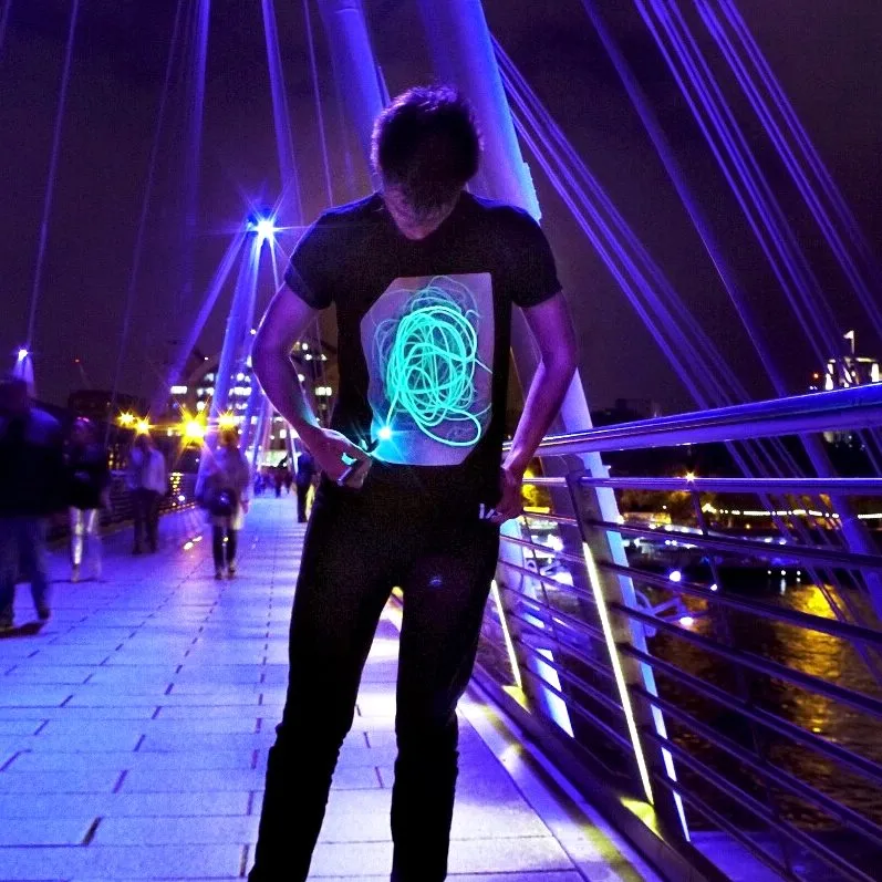 Leuchtet im Dunkeln - Das interaktive T-Shirt
